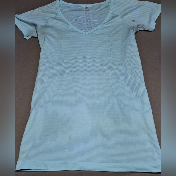 A Lululemon women's size 6 tee shirt. Pre-loved in good condition - Picture 1 of 6